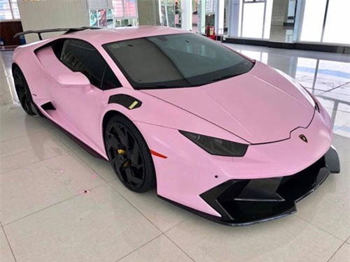 Đại gia Bạc Liêu độ Lamborghini Huracan màu hồng độc đáo