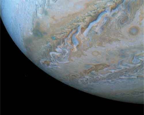 Kỳ thú đám mây hình cá heo bay qua sao Mộc