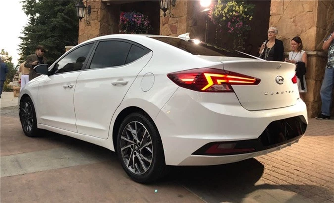 hyundai-elantra-2019-17.jpg