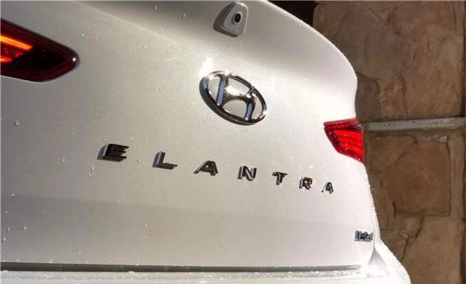 hyundai-elantra-2019-20.jpg