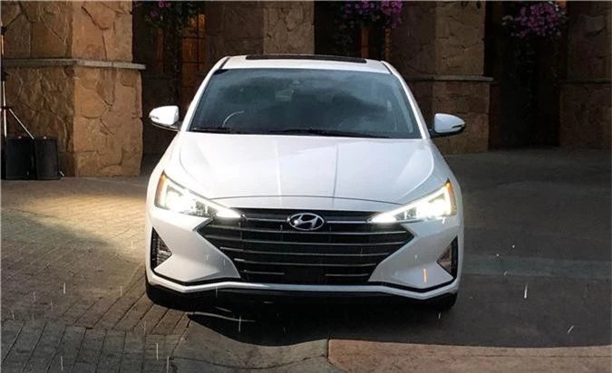 hyundai-elantra-2019-14.jpg