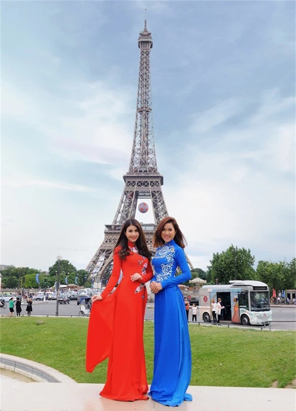 Hai chị em nữ diễn viên thường rủ nhau đi du lịch những khi rảnh rỗi. Kha Ly diện áo dài đỏ rực, chụp ảnh bên tháp Eiffel - biểu tượng của Paris, Pháp cùng em gái Kha My.