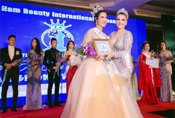 Trong đêm chung kết, Kha My bất ngờ tỏa sáng và giành vương miện Hoa hậu. Cô rất hạnh phúc vì lần đầu thi nhan sắc đã gặt hái thành công ngoài mong đợi. 