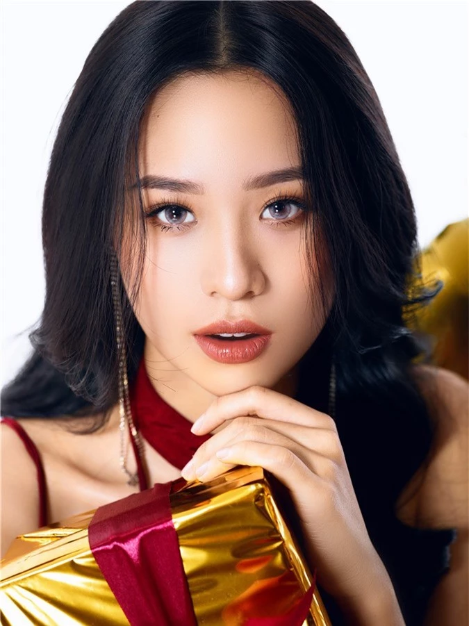 Người đẹp gây nuối tiếc nhất Hoa hậu Việt Nam 2018 tung ảnh Noel rực rỡ - Ảnh 1.