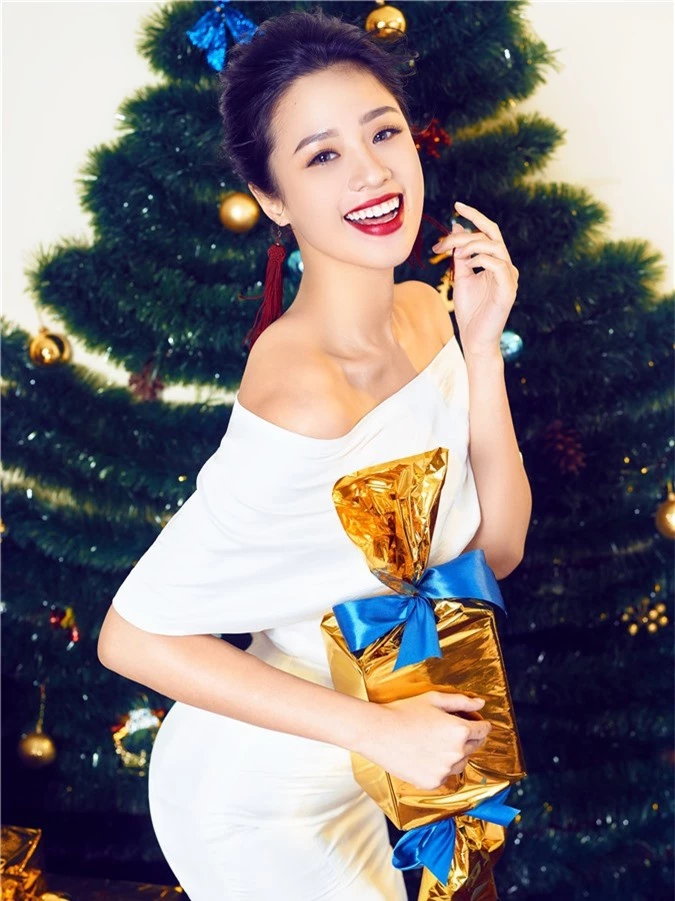 Người đẹp gây nuối tiếc nhất Hoa hậu Việt Nam 2018 tung ảnh Noel rực rỡ - Ảnh 7.