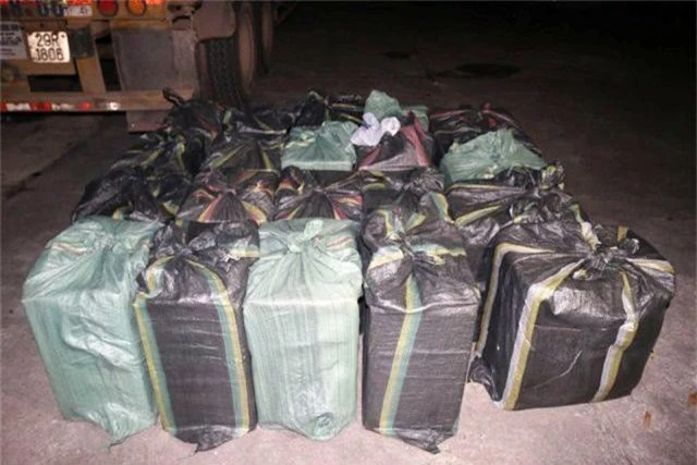 Bắt giữ xe container chở 41.000 gói thuốc lá lậu - Ảnh 3.