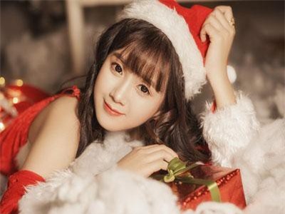 Thiếu nữ 20 tuổi nhìn như học sinh cấp 2 với đôi mắt to tròn 'gây thương nhớ'