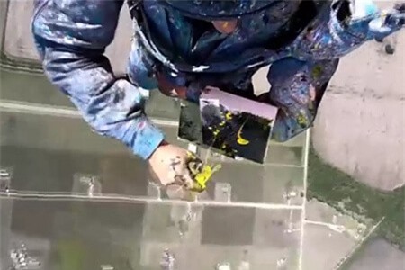 Clip: Cô gái vẽ tranh khi đang nhảy dù ở độ cao 4.000m