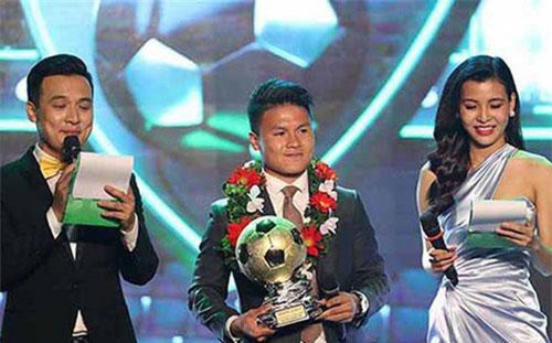 Tranh cãi việc 2 MC lễ trao giải Quả bóng vàng bị "ném đá", phải đóng trang cá nhân