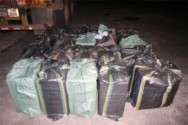 Quảng Trị: Bắt giữ xe container chở 41.000 gói thuốc lá lậu