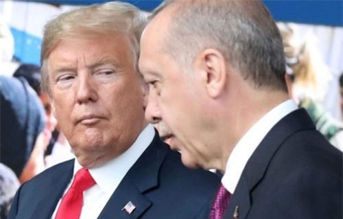 Hé lộ cuộc điện thoại của ông Trump về kế hoạch rút quân khỏi Syria