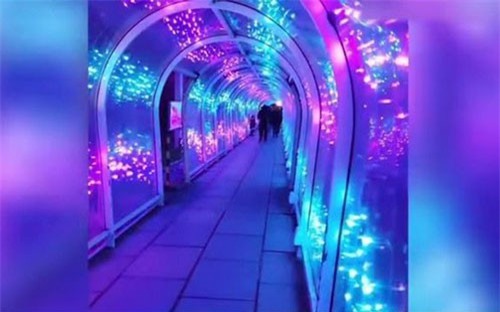 Siêu thị Anh “nổi lên” nhờ xây dựng đường hầm phát sáng