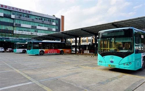 Xe bus điện tại trạm sạc chính ở quận Phúc Điền, Thâm Quyến. (Ảnh: Guardian)