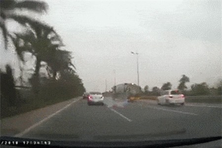 CLIP: Tài xế xe chở rác bẻ lái ‘ngầu’ như phim hành động