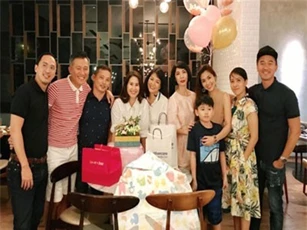 Hóa ra Hà Tăng đã mở tiệc tiễn bạn thân Thân Thúy Hà lên đường sang Mỹ sinh con từ hai tháng trước