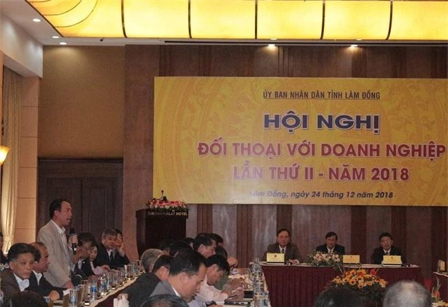 Chủ tịch UBND huyện Lạc Dương trả lời, giải đáp thắc mắc, kiến nghị của doanh nghiệp tại Hội nghị (Ảnh: VH)