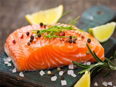 Clip: Mối nguy hiểm khôn lường khi ăn cá hồi nuôi mà bạn nên biết