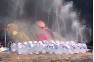 Clip: Võ sư chém đứt đôi gần 30 lon nước bằng một nhát kiếm