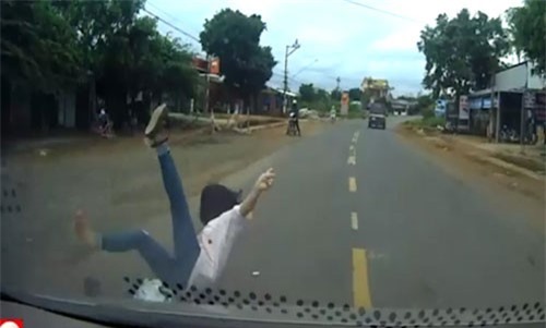 Clip: Sang đường không quan sát, cô gái suýt mất mạng