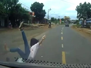 Clip: Sang đường không quan sát, cô gái suýt mất mạng