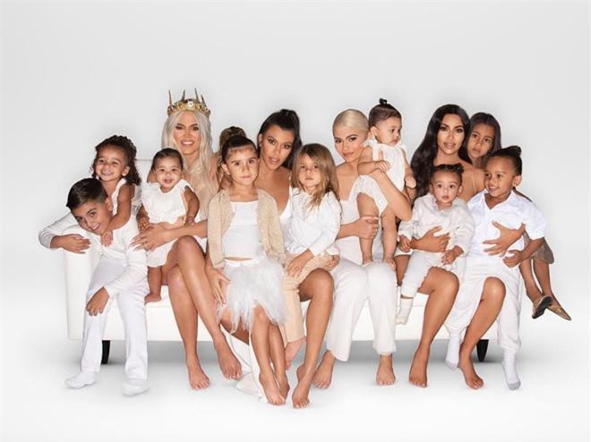 Kendall Jenner vắng mặt trong ảnh Giáng sinh gia đình vì chưa có con?