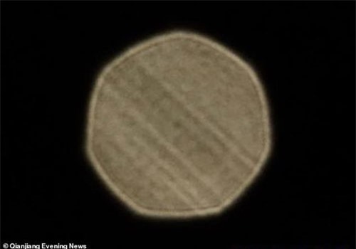 Ánh sáng bí ẩn trên bầu trời Trung Quốc