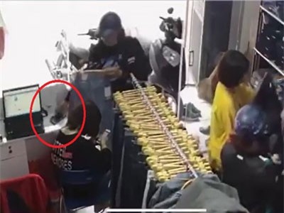 Clip: 'Nữ quái' trộm điện thoại trước mặt nhân viên trong 'nháy mắt'
