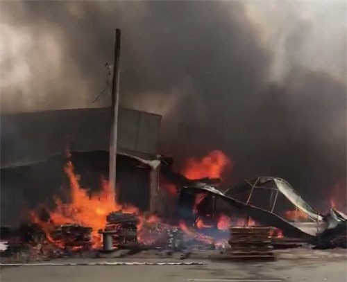 Đồng Nai: Cháy dữ dội cửa hàng gỗ, lửa lan sang các nhà dân