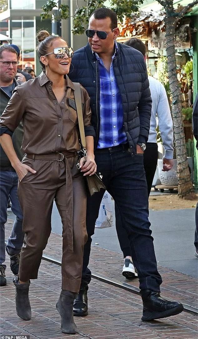 Jennifer Lopez đẹp đôi bên bồ trẻ - Ảnh 2.