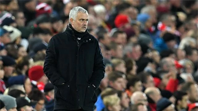 MU bị tố đối xử cạn tàu ráo máng với HLV Mourinho - Ảnh 1.