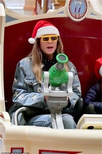 sieu mau heidi klum duoc bo tre kem 16 tuoi cau hon trong ngay noel hinh 8