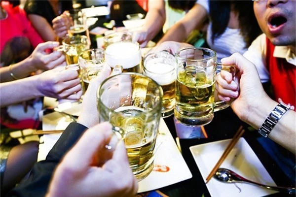 Sức khỏe người Việt bị “ăn mòn” vì uống hơn 3 tỷ lít bia rượu mỗi năm - Ảnh 1.