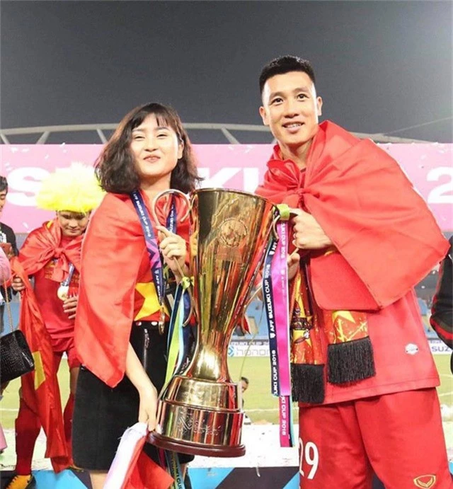 Tiền vệ Huy Hùng - cầu thủ chăm khoe ảnh bạn gái nhất tuyển Việt Nam - Ảnh 1.