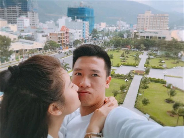 Tiền vệ Huy Hùng - cầu thủ chăm khoe ảnh bạn gái nhất tuyển Việt Nam - Ảnh 13.