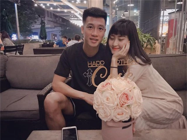 Tiền vệ Huy Hùng - cầu thủ chăm khoe ảnh bạn gái nhất tuyển Việt Nam - Ảnh 4.