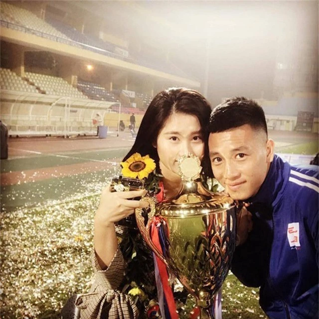Tiền vệ Huy Hùng - cầu thủ chăm khoe ảnh bạn gái nhất tuyển Việt Nam - Ảnh 9.