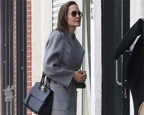 Angelina Jolie rạng rỡ, dẫn các con đi mua sắm trong ngày Giáng sinh