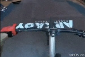 Clip: Mãn nhãn với màn thi điều khiển xe đạp trong... trung tâm thương mại