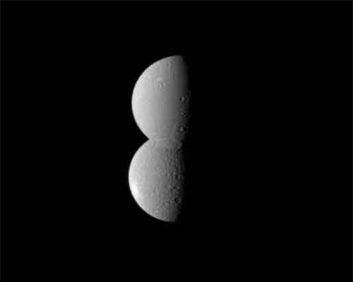 Ảnh quý hiếm chụp Mặt trăng vệ tinh băng giá sao Thổ