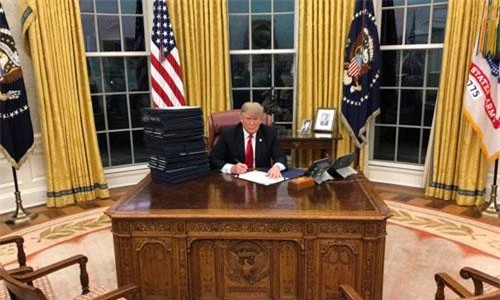 Tổng thống Trump ký dự luật trong phòng làm việc (Ảnh: Twitter)