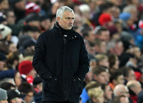 MU bị tố đối xử "cạn tàu ráo máng" với HLV Mourinho