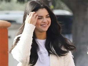 Selena Gomez: Mặt tròn xoe nhưng vẫn xinh đẹp