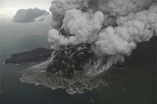 Núi lửa Anak Krakatau hoạt động, phun cột khói và dung nham. (Ảnh: AP)