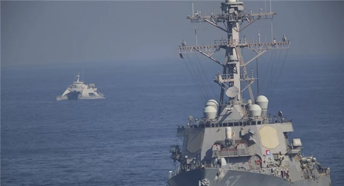 USS Mitscher, thuộc nhóm tấn công do tàu sân bay USS John C. Stennis dẫn đầu.