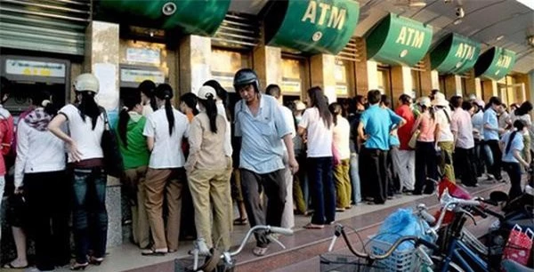 dịp cuối năm và cao điểm Tết, nhu cầu rút tiền từ máy ATM tăng cao đột biến. Nhiều nơi, người dân (đa số là công nhân) phải xếp hàng dài, ùn ứ để chờ đến lượt gây ảnh hưởng trật tự an toàn xã hội (Ảnh: TL)