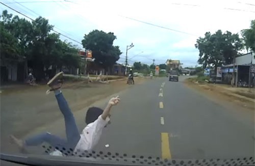 CLIP HOT (26/12): Đàn chó hoang săn thỏ với ‘tốc độ bàn thờ’, cô gái suýt mất mạng vì sang đường ẩu