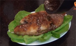 CLIP: Cách làm cá chiên giòn sốt me chuẩn 'cơm mẹ nấu'