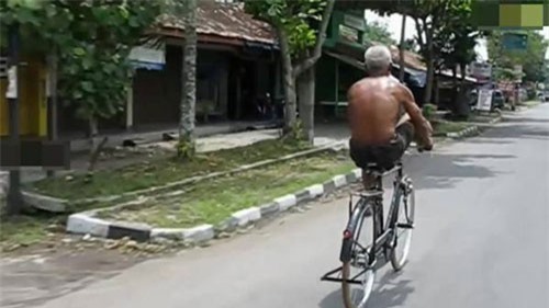 CLIP: 'Choáng' cụ già lái xe đạp bằng hai chân trên đường