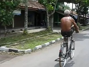 CLIP: 'Choáng' cụ già lái xe đạp bằng hai chân trên đường