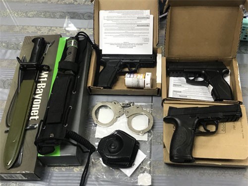 TPHCM: Bắt giữ hành khách mang 3 khẩu súng trên chuyến bay từ Mỹ về Việt Nam